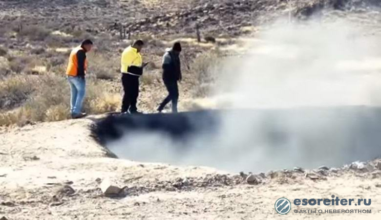 В Мексике обнаружили загадочный дымящийся кратер в земле