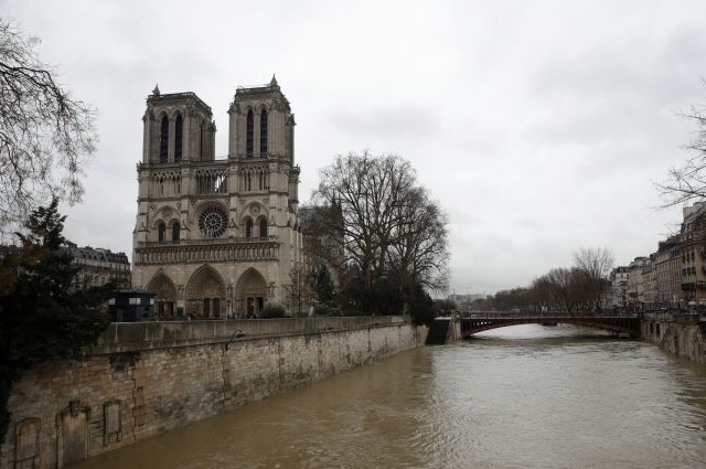 Парижские синоптики заявили, что вода в Сене продолжит подниматься