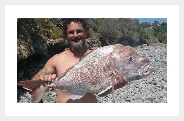 Рыбак-неудачник голыми руками поймал окуня-гиганта