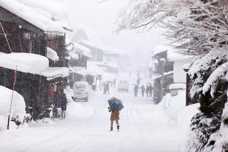 Сильные снегопады в Японии стали причиной гибели семи человек