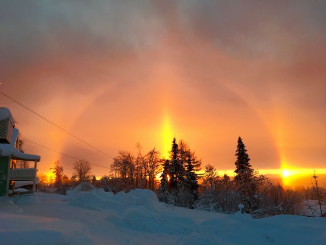 Удивительной красоты солнечное гало украсило небо над Швецией
