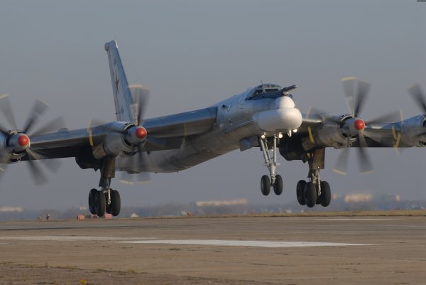 Как наши ракетоносцы Ту-95 шугают натовских лётчиков!