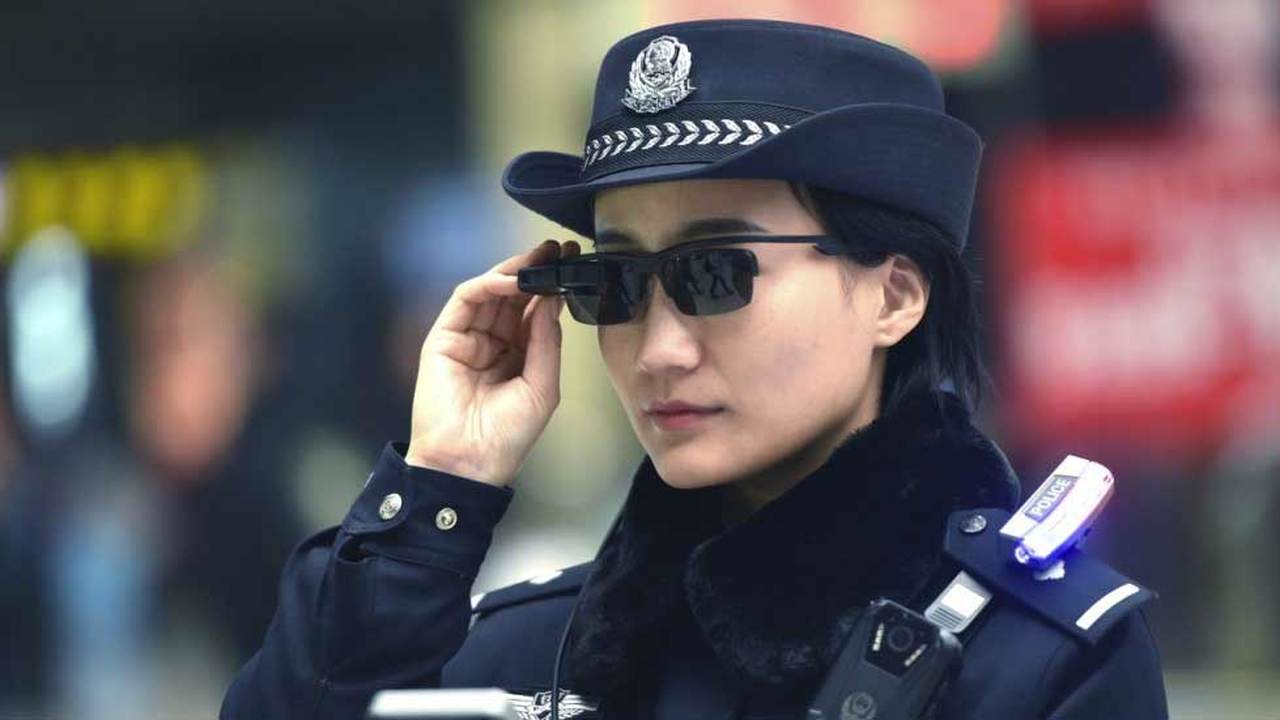 В Китае полиция задержала более 30 подозреваемых с помощью умных очков
