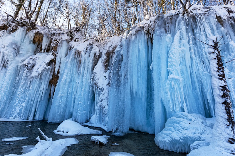Бирюзовая красота замёрзших водопадов