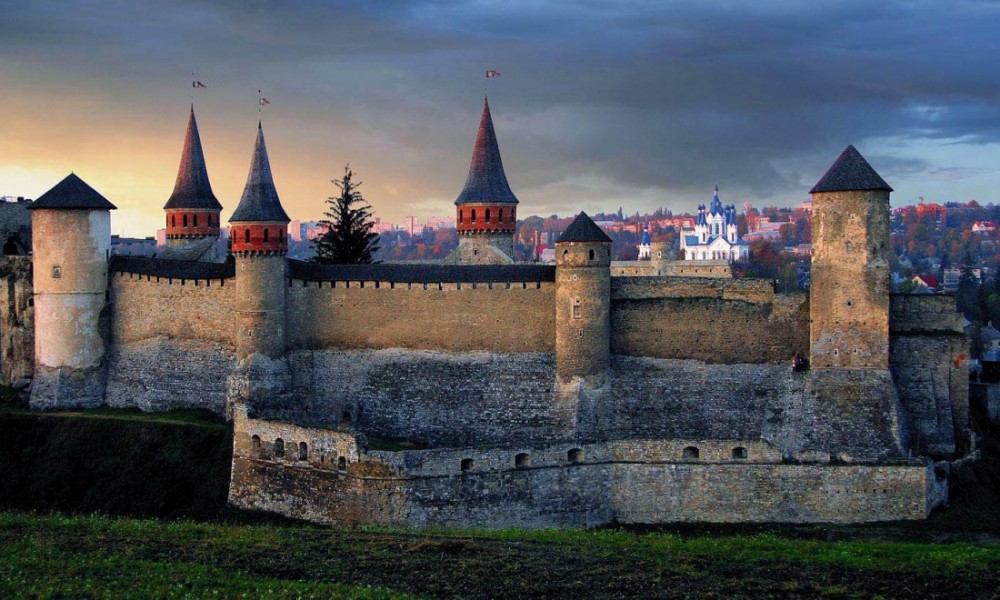 Раскопанная крепость Каменца-Подольского, засыпанный город