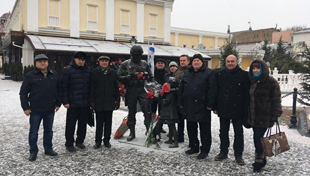 Крымчане несут цветы к памятнику "Вежливым людям"
