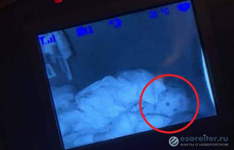 Женщина заметила призрак в кроватке дочери