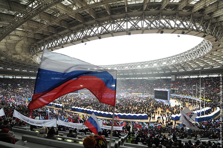 «Весь XXI век пройдет под знаком наших ярких побед». Путин собрал 100 000 сторонников в «Лужниках»