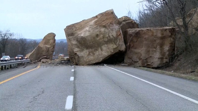 Огромные камни завалили трассу в Огайо