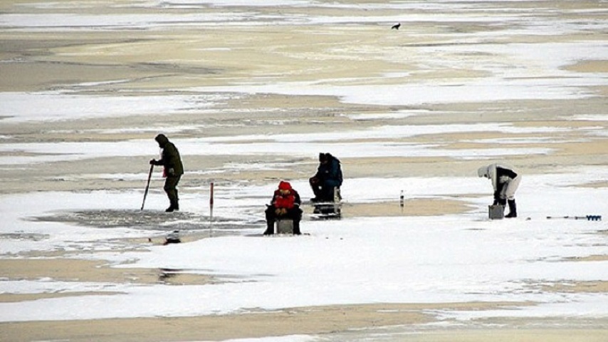 Ледовая волна заставила рыбаков бежать, бросая удочки