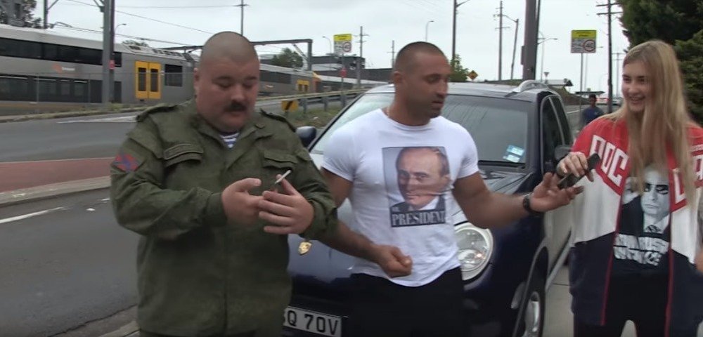 «Русские идут — все остальные прячутся!» — казаки разогнали украинских националистов в Сиднее