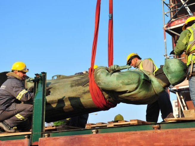 В Польше начат демонтаж памятника советско-польского братства по оружию