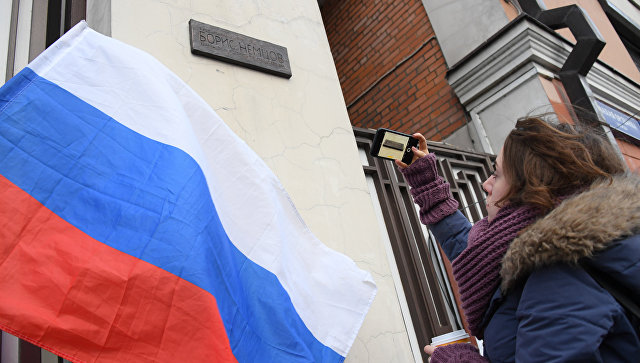 В центре Москвы установили памятную доску Борису Немцову