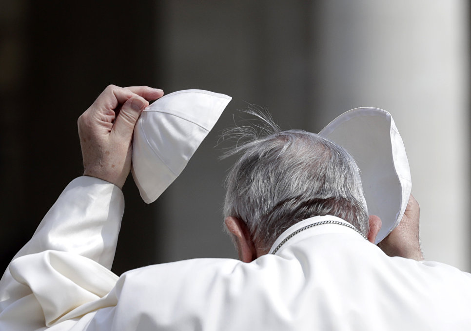 Папа Франциск нашел способ победить педофилию. Паства против