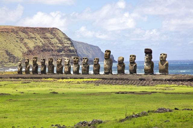 Древние статуи с острова Пасхи могут затонуть