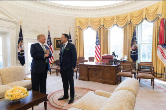 Newsweek озадачен встречей Трампа с премьер-министром Ирландии: у президента США в пиджаке находилась трава