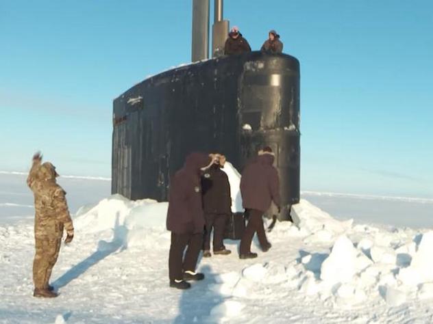 Американская субмарина застряла во льдах Арктики