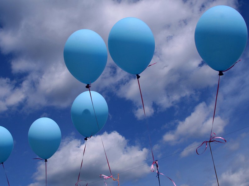 Полиция Казахстана задерживает граждан за голубые шарики