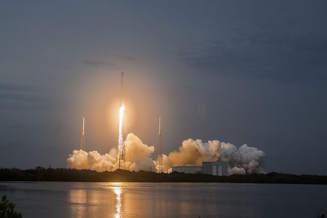 Ракета-носитель Falcon 9 стартовала с кораблем Dragon с грузом для МКС