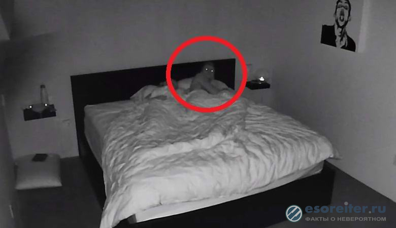 Если спящий человек смотрит в камеру, значит с ним что-то не так