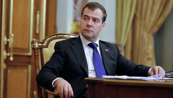 Медведев цепляется за свое кресло из последних сил