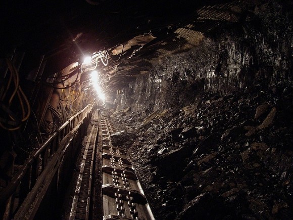 В Кемеровской области из задымившейся шахты вывели более 60 горняков