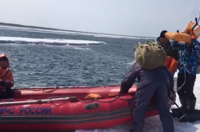 В Охотском море спасли 54 рыбака с оторвавшейся льдины