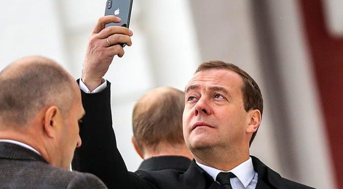 Медведева призвали разбить свой «айфон»