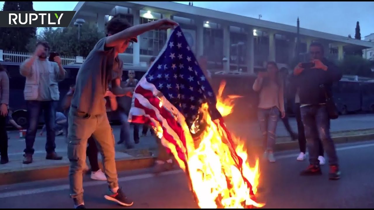 В Афинах в ходе акции протеста против ударов США по Сирии сожгли американский флаг