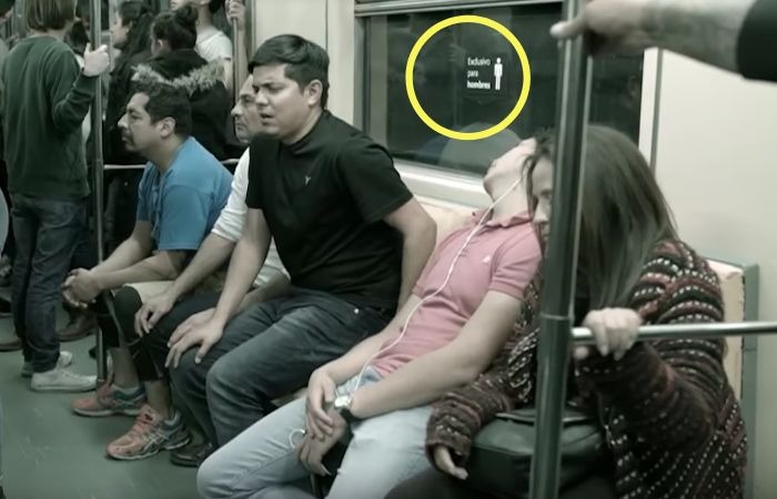 В Мексике запустили необычный вагон метро, в котором пассажирам становится не по себе