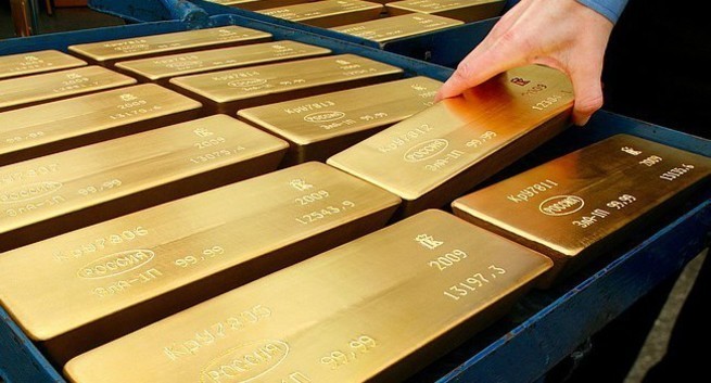 «Никакая Америка не указ»: скупая золото, Россия обретает независимость от «печатного станка» США