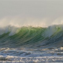 Океаны в оппозиции: гигантские тихоокеанские волны ударили по Чили, в то время как Атлантический океан отступает в Бразилии