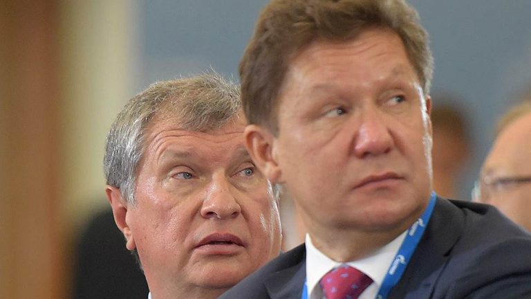 Правления «Роснефти» и «Газпрома» выплатили себе 2,77 и 1,35 миллиарда рублей на фоне «дыр» в денежном потоке