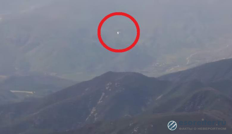 Две «летающие тарелки» преследовали самолет возле «Зоны-51»