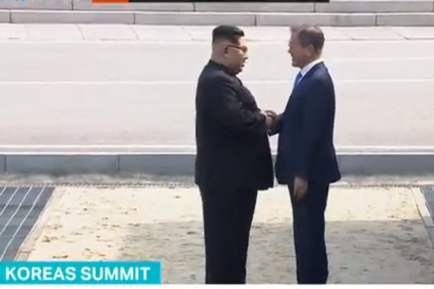 Лидеры двух Корей совершили историческое рукопожатие