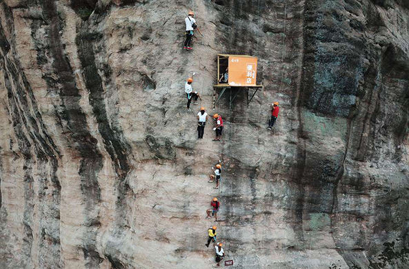 В Китае открыт магазин на отвесной скале