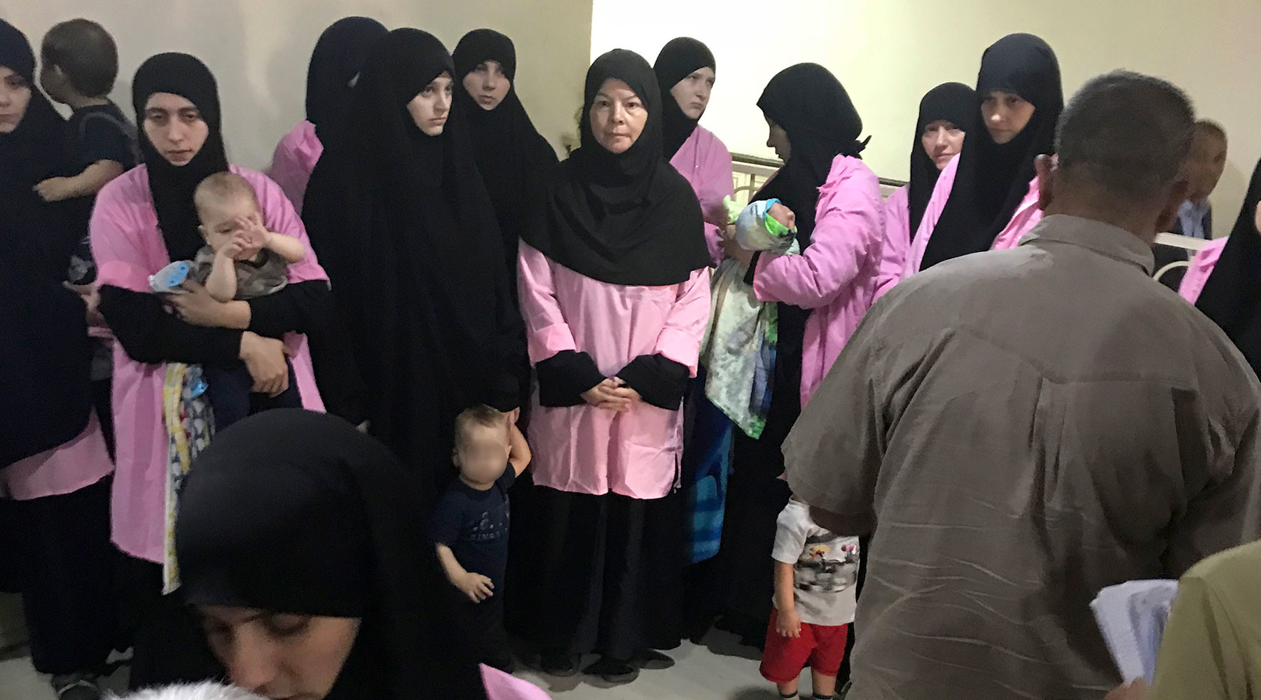 Их детей вывезут в РФ»: в Ираке 19 россиянок приговорены к пожизненному заключению за связи с ИГ