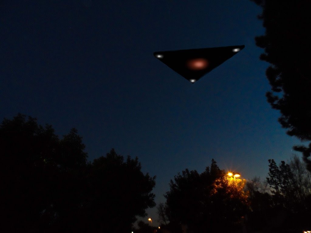 В Новосибирске светящийся треугольный НЛО напугал местных жителей
