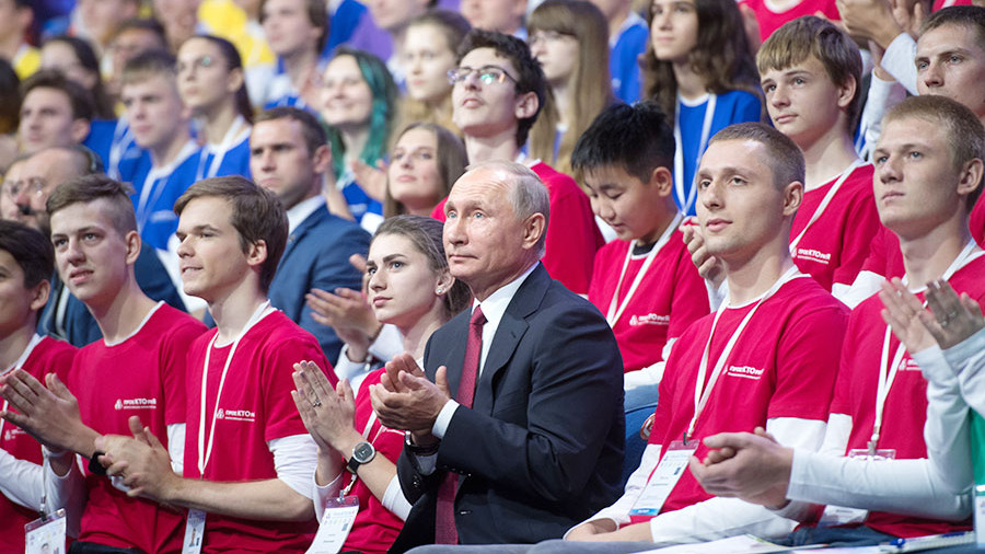 Запад изучил молодое "Поколение Путина" и они им сильно не понравились........