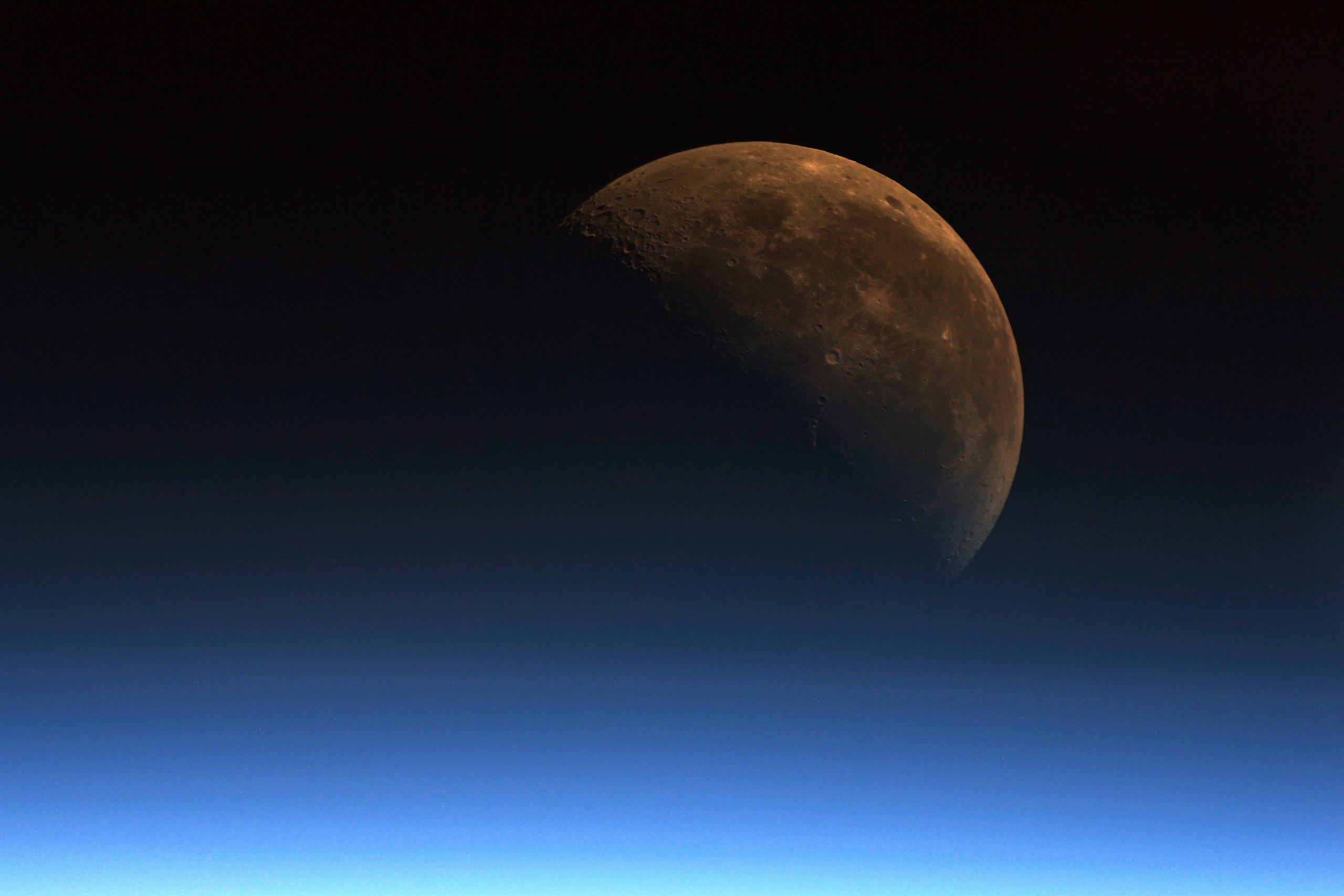 Луна уходит за горизонт (видео)