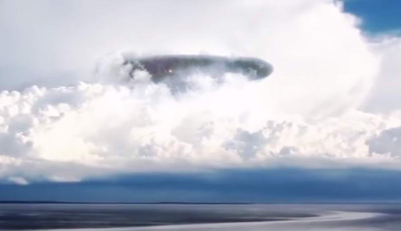 Огромную «летающую тарелку» запечатлели возле побережья Австралии