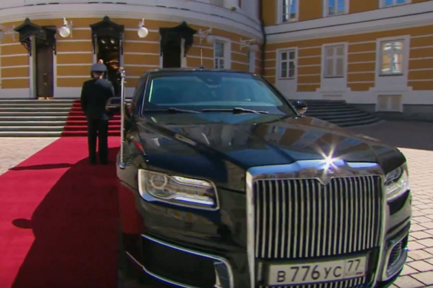 Президент России пересел на лимузин из «Кортежа»