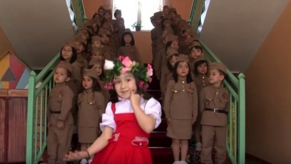 День Победы. Это надо видеть, как дети из Таджикистана поют "Смуглянку"!
