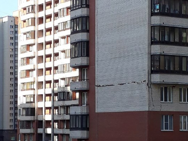 В Петербурге на Пулковской улице треснул жилой дом