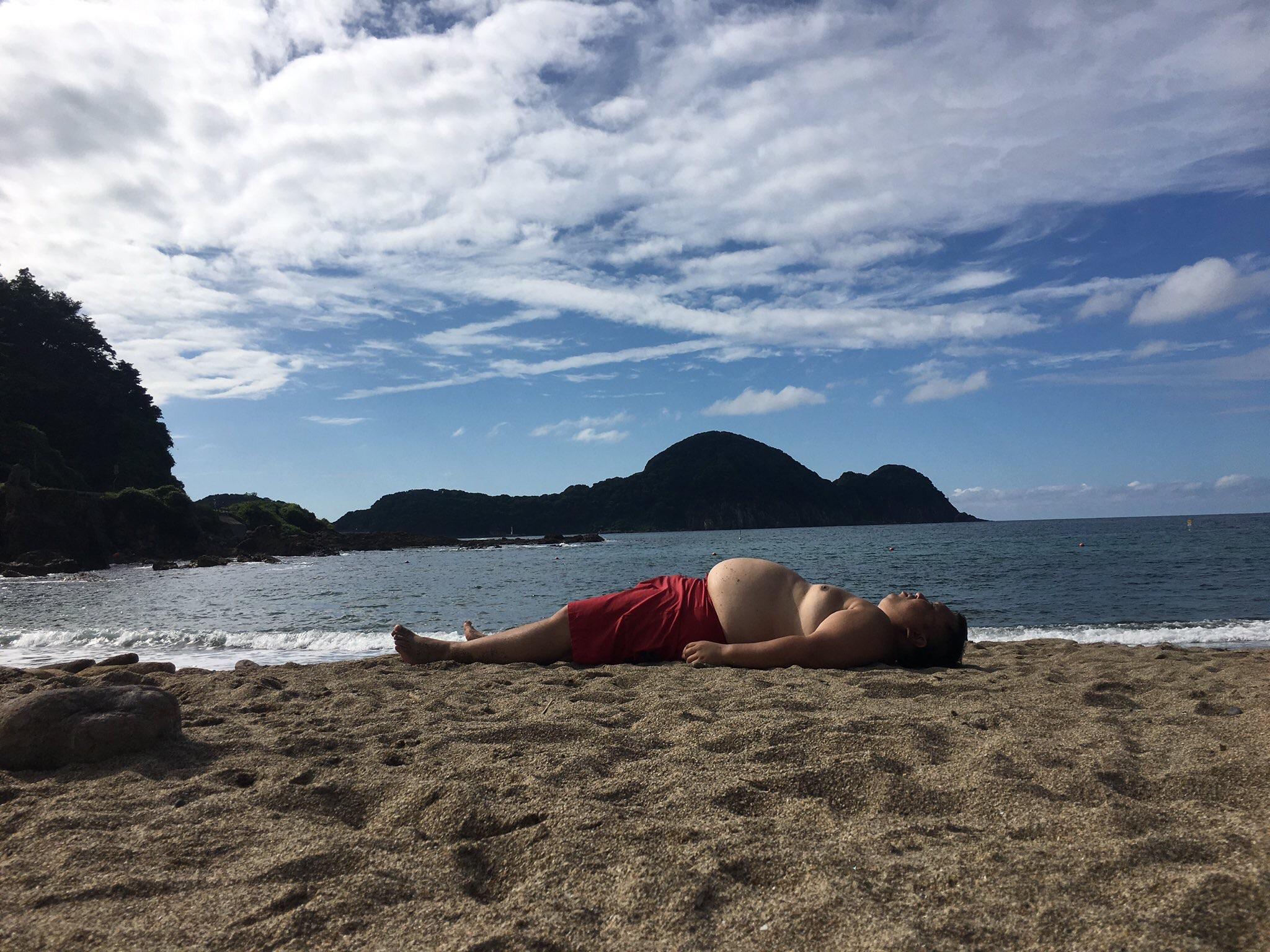 Пузатый турист лег на песок и повторил очертания горы