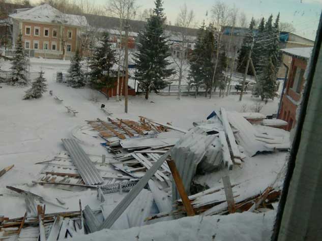 В Томской области ветром сорвало крышу больницы
