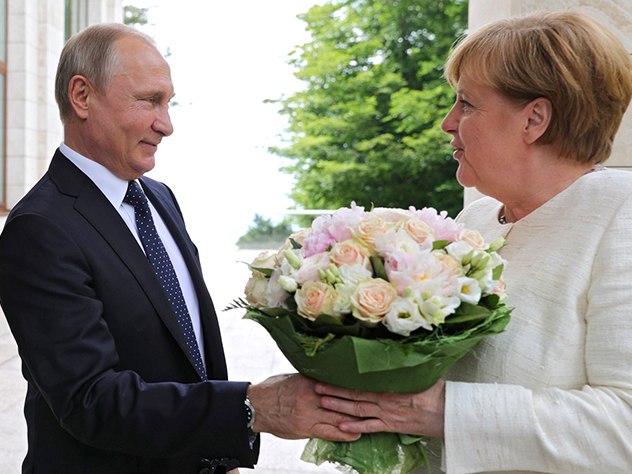Какие тайные смысли обнаружили в букете, который Путин подарил Меркель