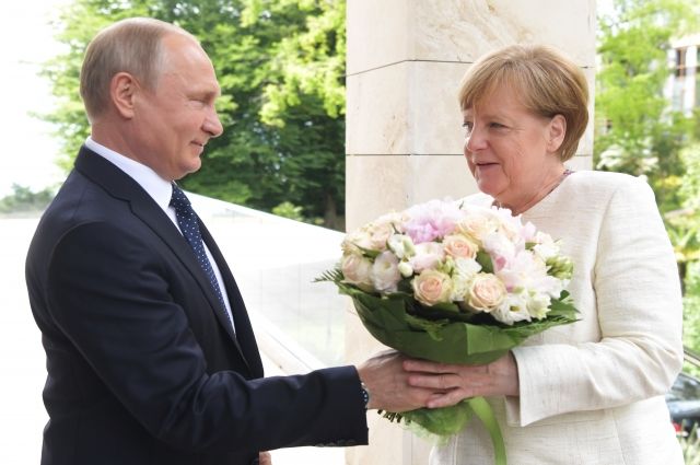 Газета Bild назвала оскорбительным букет, подаренный Путиным Меркель