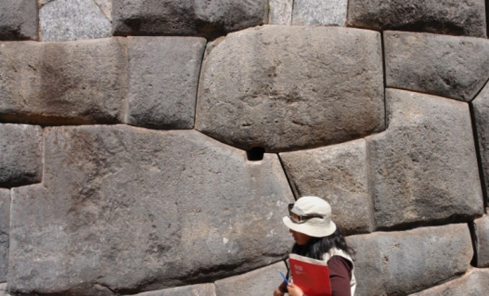 Пластилиновая технология полигональной кладки в Перу