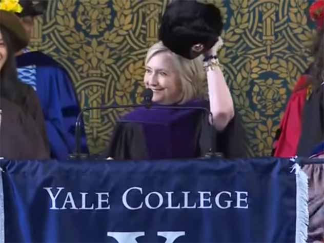 Хиллари Клинтон примерила русскую шапку-ушанку